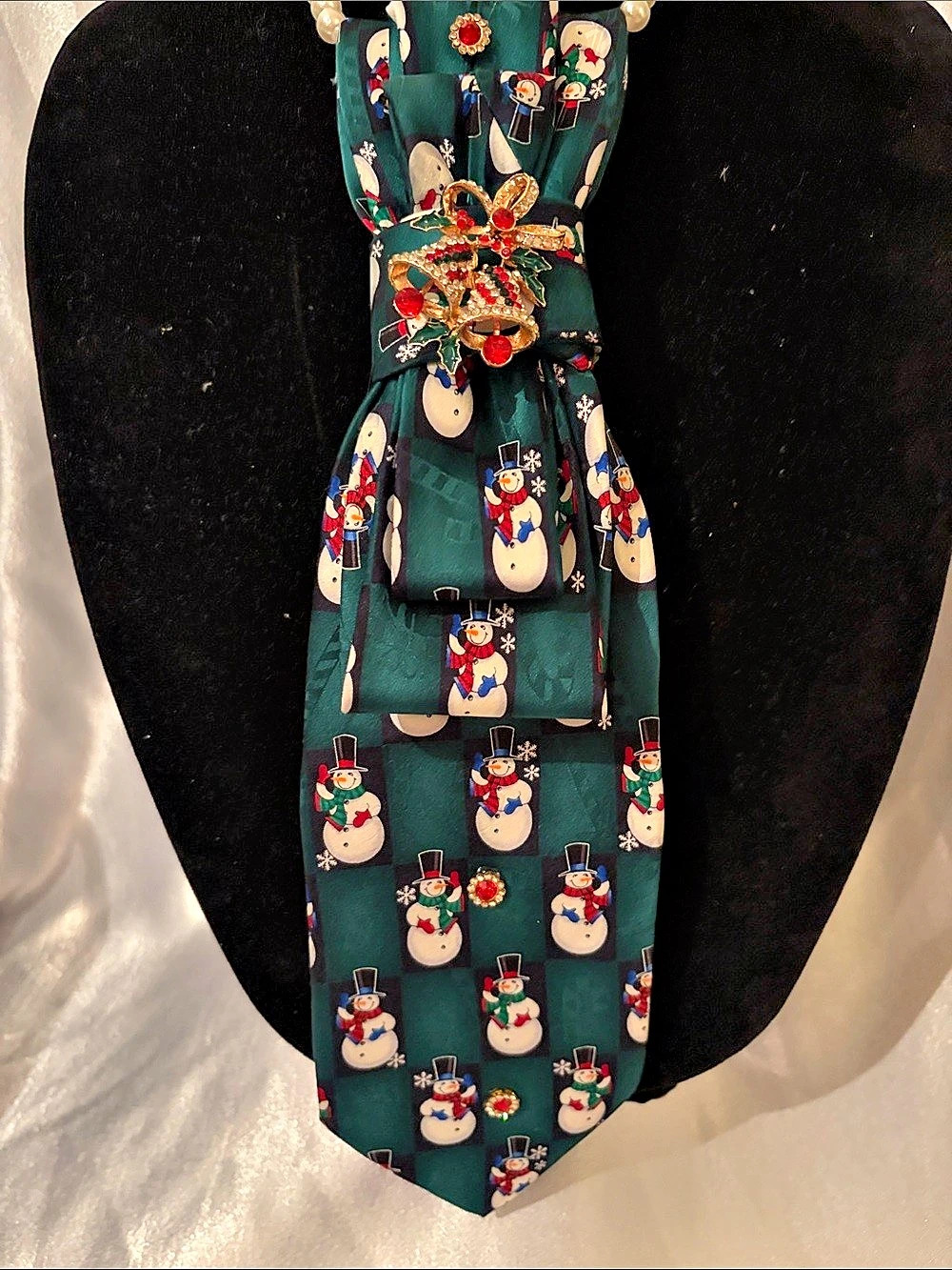 Snowman Print Statemwnt Tie in Green & Black Like New